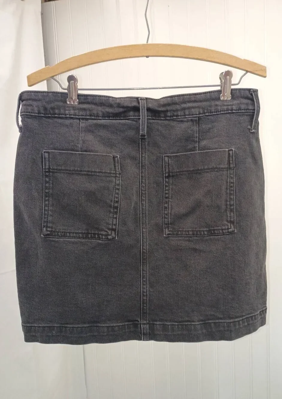 Old Navy black denim skirt. Size 8